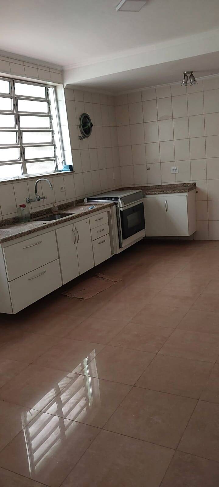 Casa à venda com 3 quartos, 225m² - Foto 1