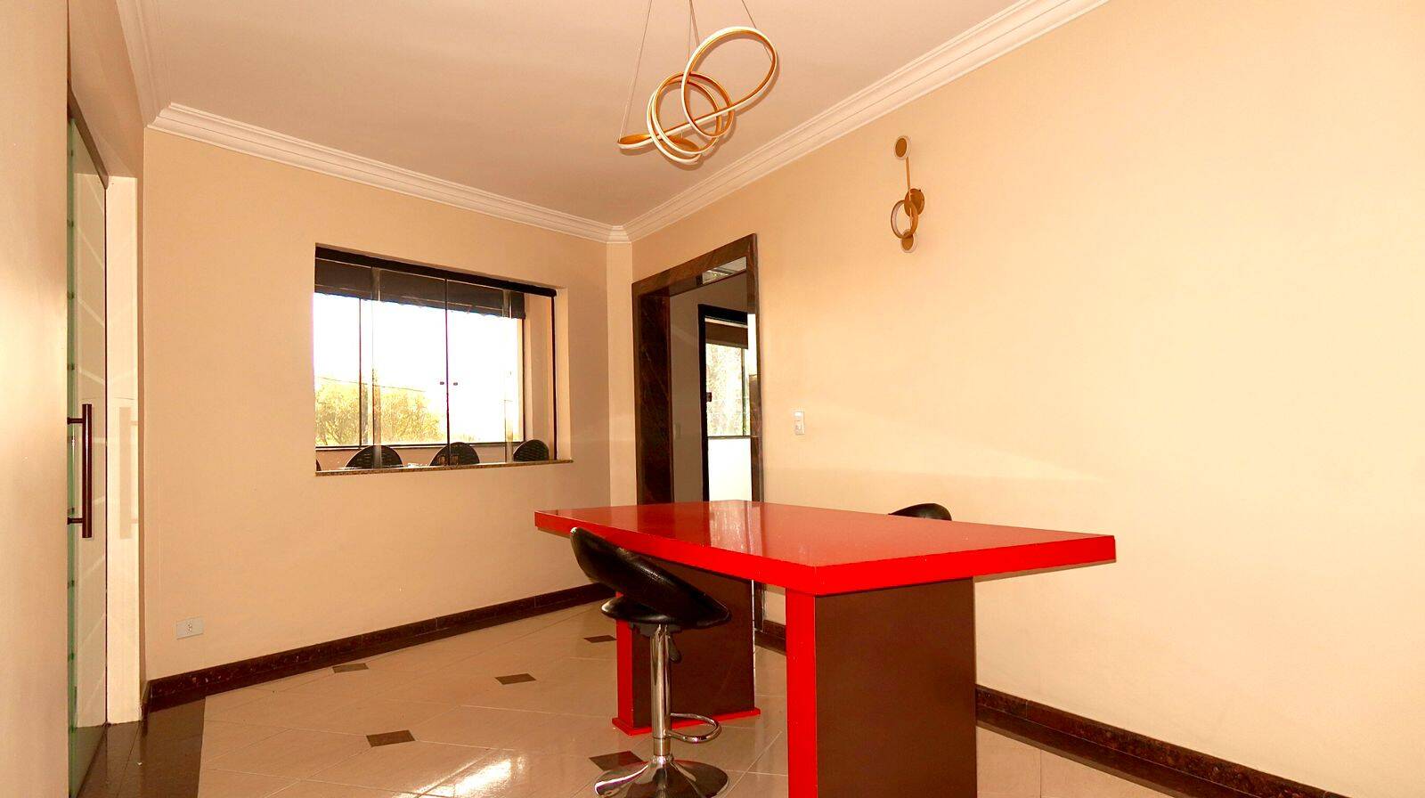 Casa à venda com 3 quartos, 700m² - Foto 2